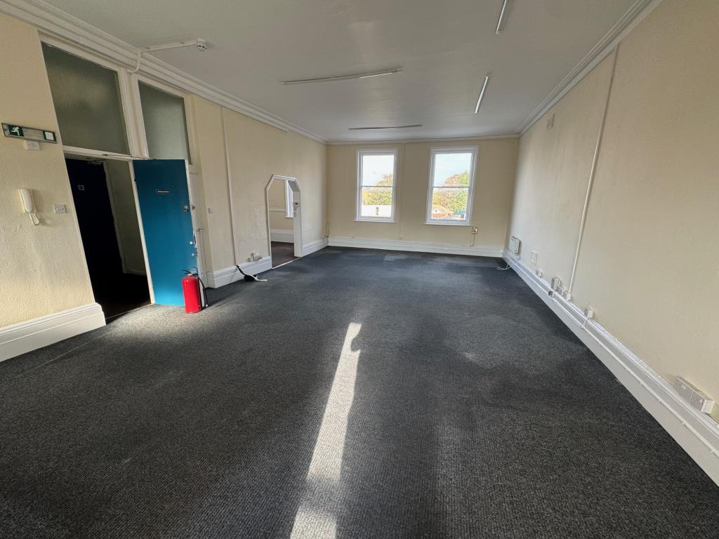 Lot: 70 - COMMERCIAL INVESTMENT AND VACANT UPPER FLOORS WITH POTENTIAL - First floor - room 1